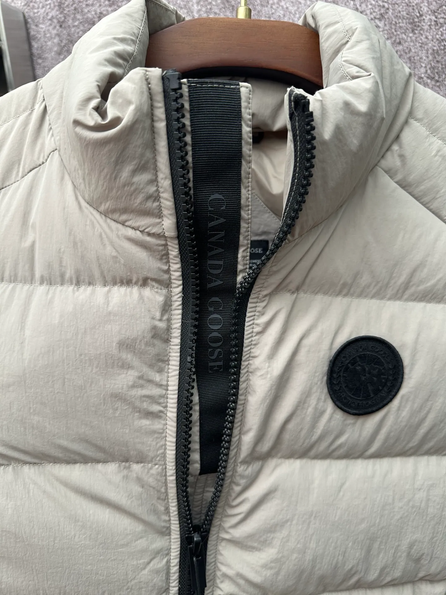 P720 Canada Goose Badge Down Vest Fabric selection: The use of high-quality protective nylon fabric not only enhances the wear resistance of the surface, but also takes into account wind resistance, ensuring excellent performance in various harsh weather conditions.  90 national standard high-quality white duck down: selected high-loft down, weighing 160g, light and warm, with excellent temperature locking performance and good resilience.  Three-dimensional quilting process: Precision thread reinforcement to prevent velvet drilling and ensure that the fluffy and resilient elasticity lasts as new.  Details: The ribbon is woven with polyester as the base, and the brand letters are decorated on the ribbon through high-precision computer embroidery. The edges of the pattern are clear, the stitches are fine and even, and multiple layers of embroidery thread are stacked to enhance the three-dimensional effect. Accessories: One-to-one customized logo, one-to-one customized zipper puller, one-to-one customized three-label SIZE: S M L XL